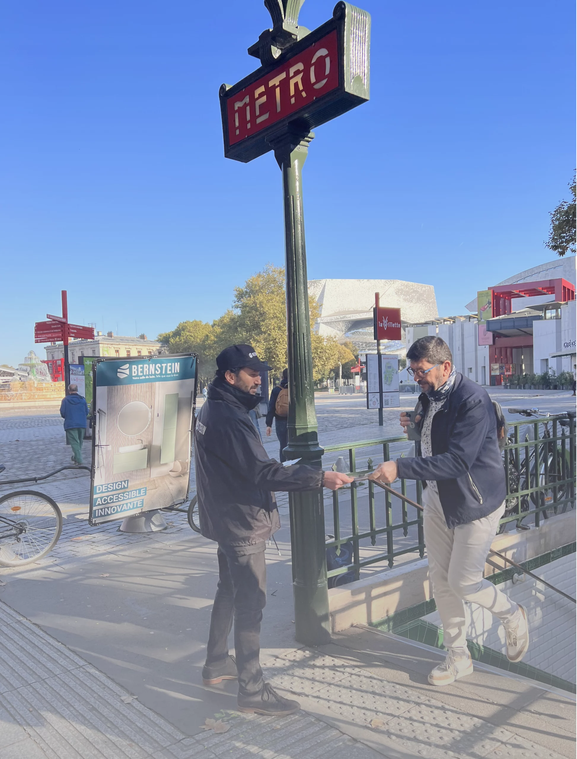 Distributeur de flyers à la sortie des transports en commun