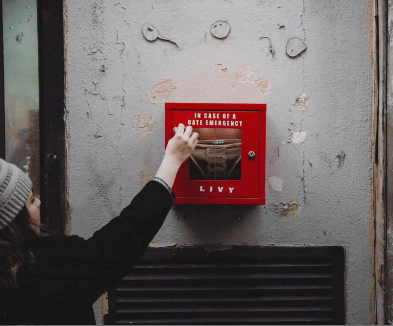 Boite d'urgence lumineuse, affichage urbain tactique pour la marque Livy lors de la Saint Valentin.