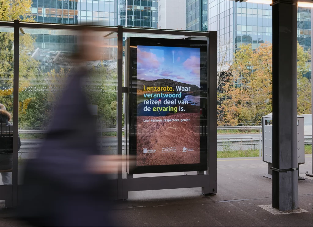 Média DOOH sur un panneau d'affichage urbain